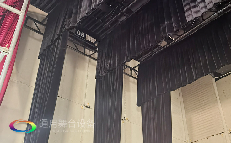 設置在舞臺上空，以金屬排架懸掛燈具的設備——燈光吊架Side lighting ladder通用舞臺阻燃幕布